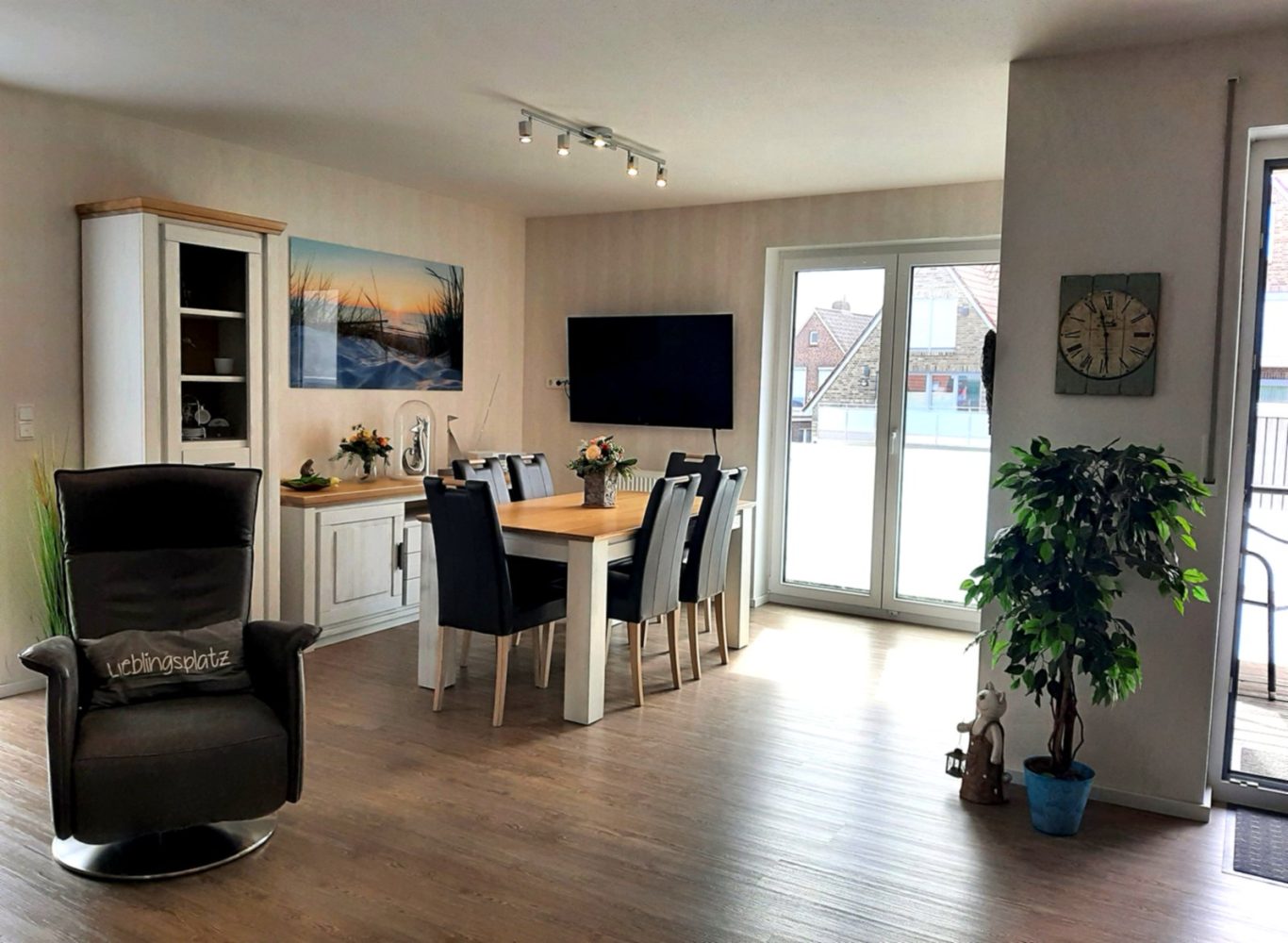 Großer Essbereich Wohnzimmer der Ferienwohnung Tillmanns Stadtlounge in Norden mit Essbereich und Balkon