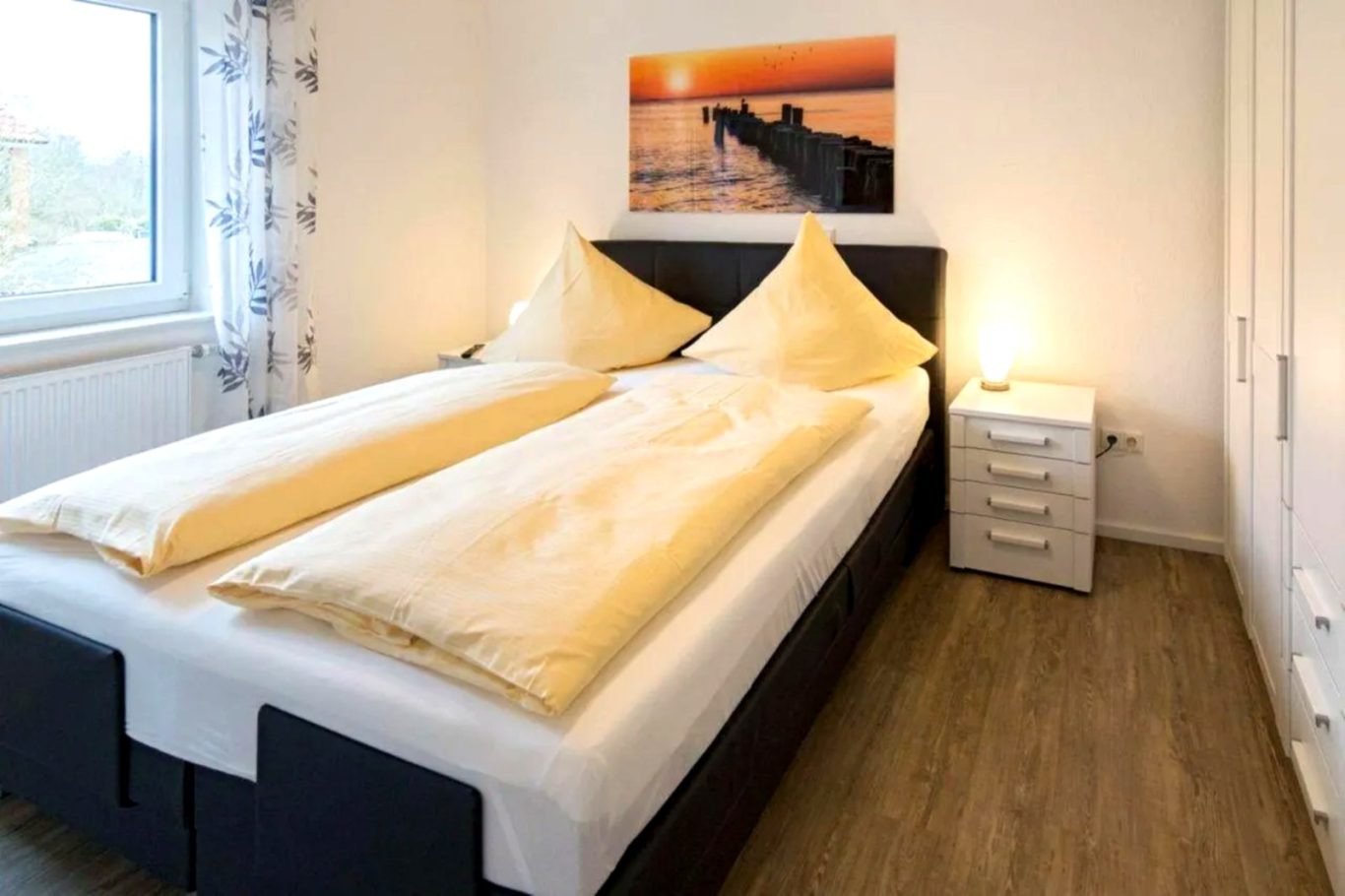 gemütliches Schlafzimmer Schlafzimmer mit Doppelbett in der Ferienwohnung Tillmanns Stadtlounge in Norden
