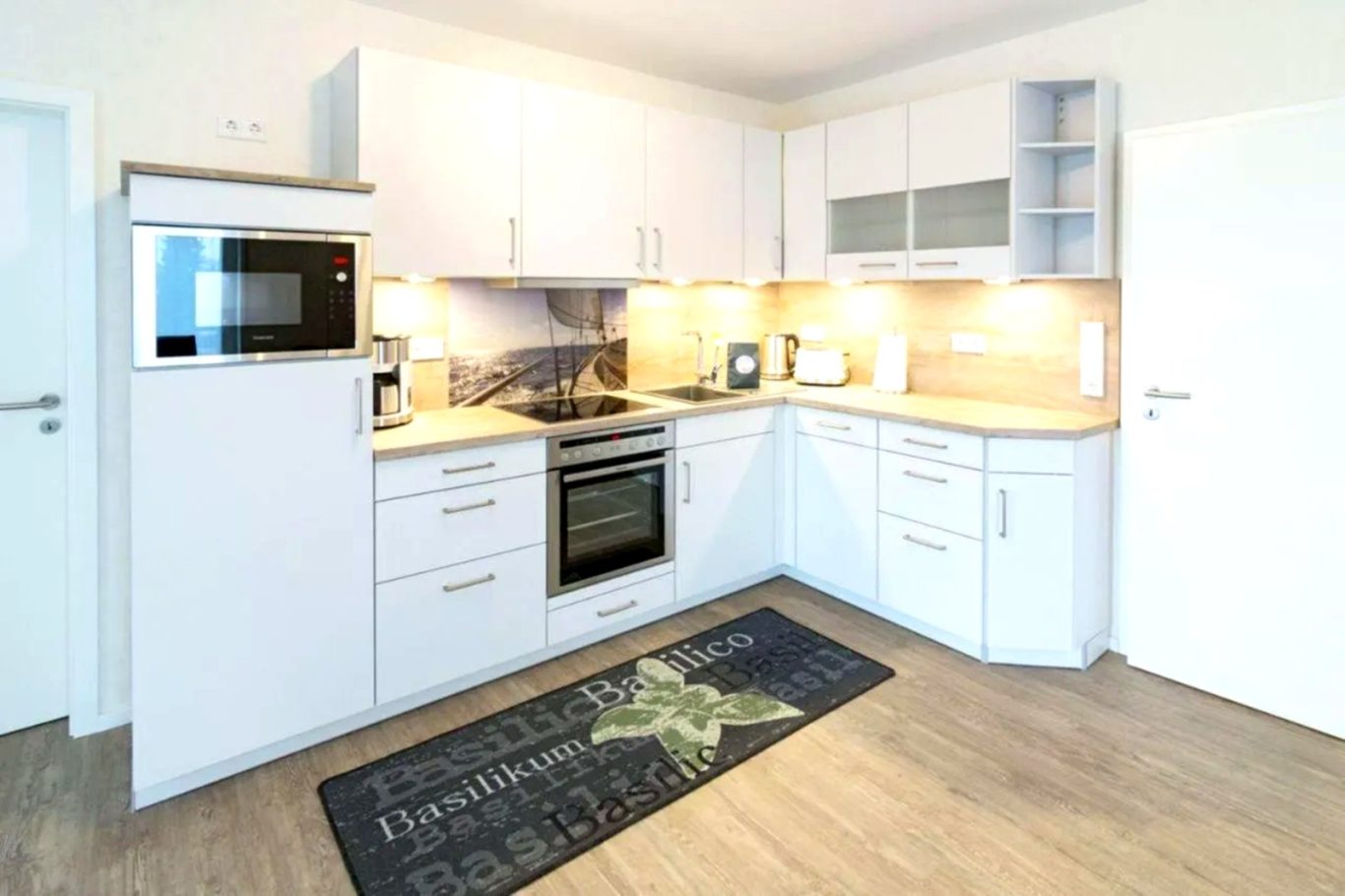 Moderne Küche Moderne Küche der Ferienwohnung Tillmanns Stadtlounge in Norden mit Einbaugeräten