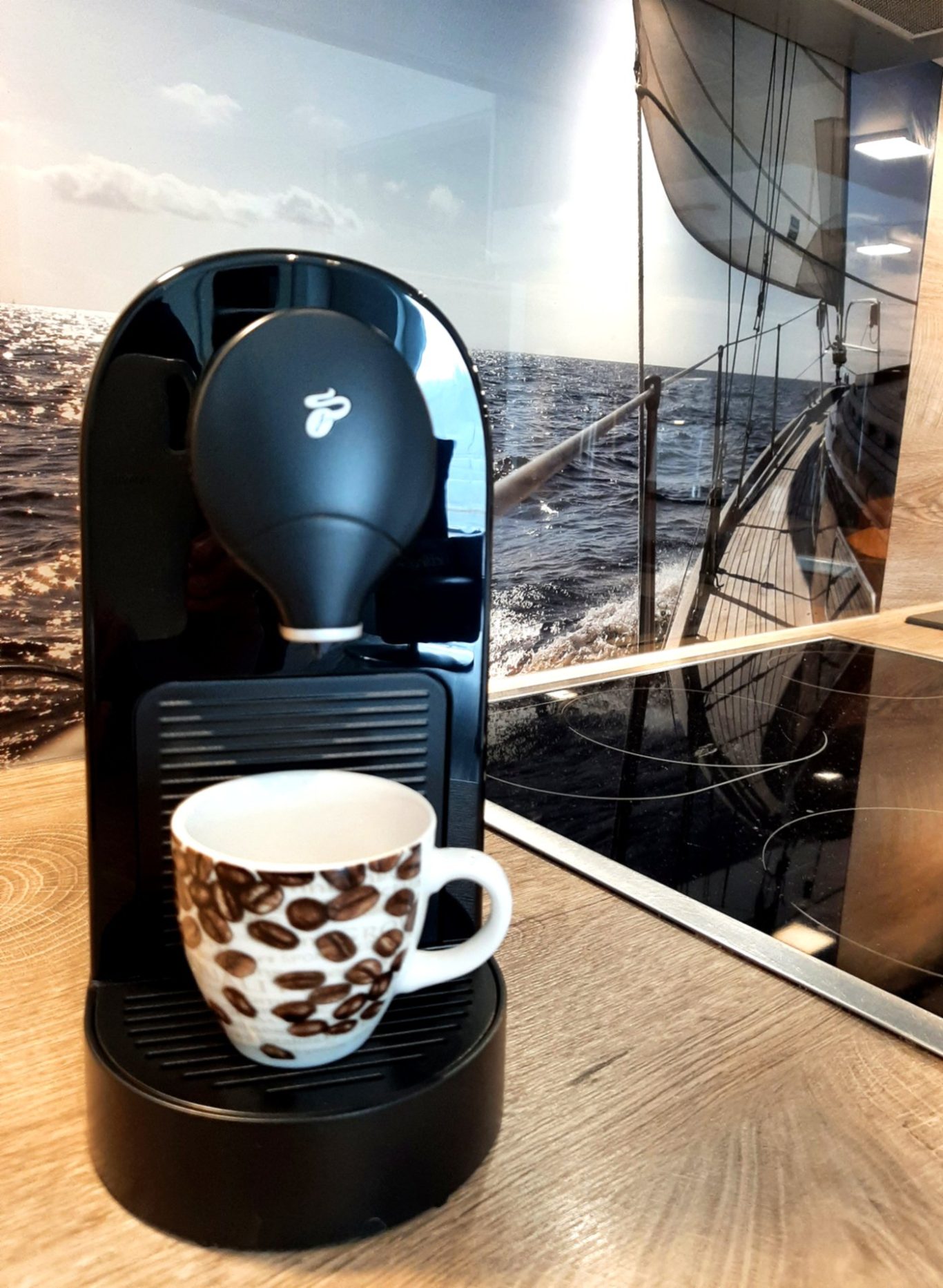 Für den Kaffee am Morgen Kaffeemaschine in der Küche der Ferienwohnung Tillmanns Stadtlounge in Norden